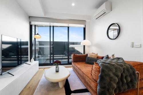 Stylish and Spacious 2BR w Study, Wi-Fi and Car Park