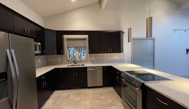 Stylish and Spacious 3b2b Smart Ranch Home near UIUC
