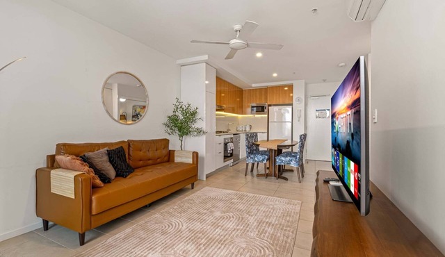 Stylish Apartment with Rooftop, BBQ & Spa Access