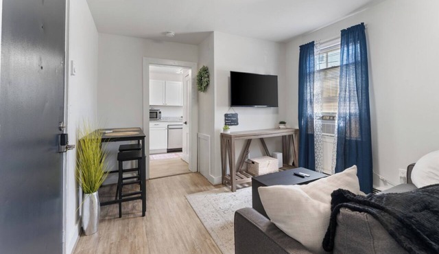 Stylish Apartment, Easy Walk to Train Station