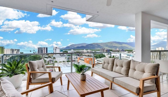 Stylish Apartment with City Views, Pool, and Walkable Cairns Location