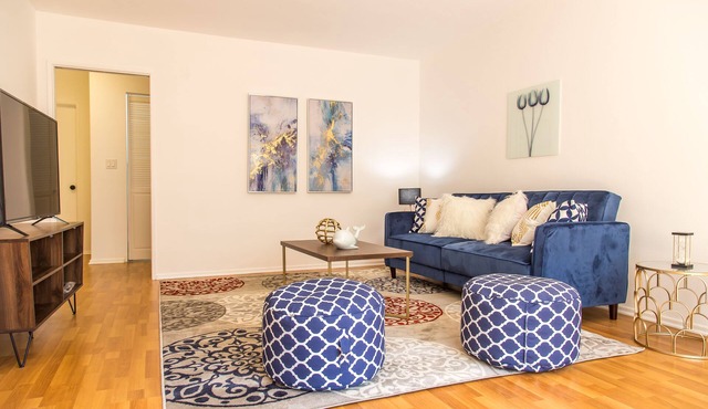 Stylish Apartment Downtown Glendale - Access to LA