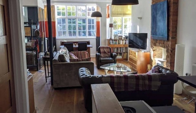 Stylish apartment in the heart of Cranbrook, close to pubs, shops, restaurants