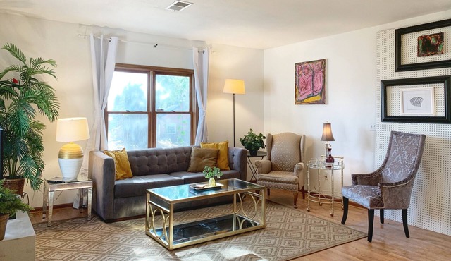 Stylish Apartment in Historic Downtown Parkville