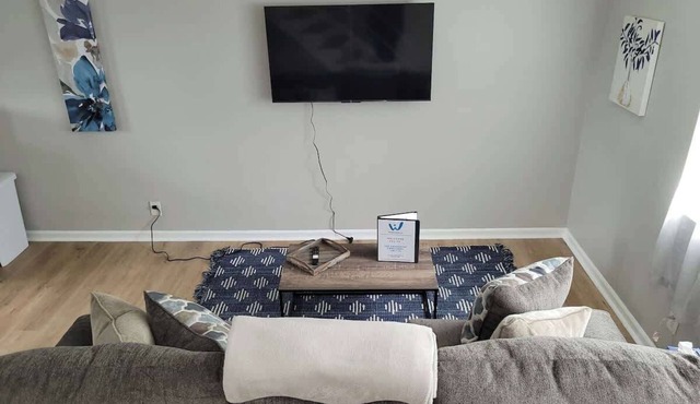 Stylish Apartment Near Blackstone & Omaha Attractions