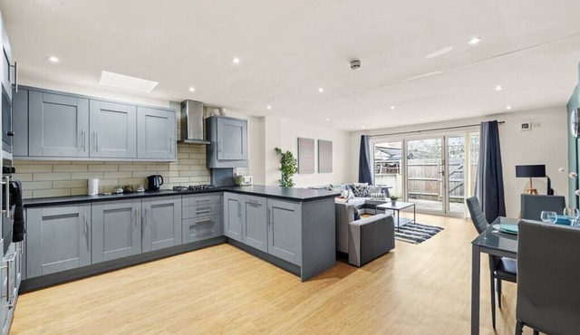 Stylish Apartment - Sleeps 8