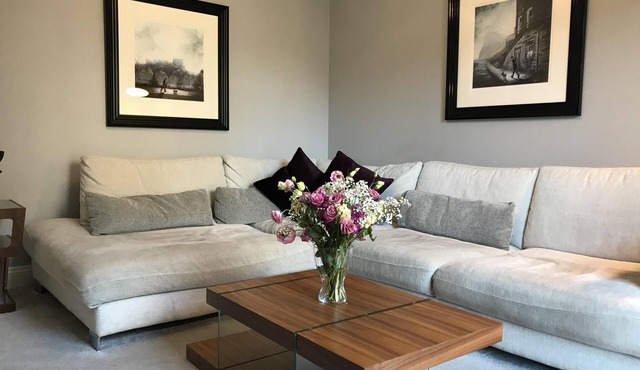 Stylish apartment - Spotlessly clean, Central location, Free parking, Free WIFI