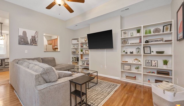 Stylish Apartment with Free Parking