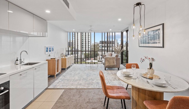 Stylish Apartment with Study & free Parking