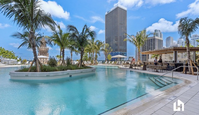 Stylish Apartments with Partial Ocean Views in Downtown