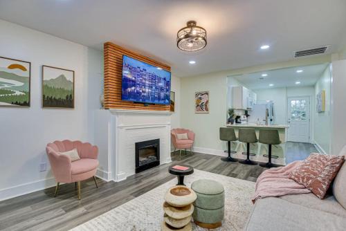 Stylish APT 1mile To Masters 2mi Medical Center