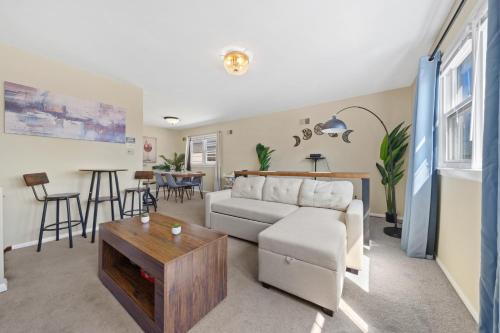 Stylish Apt - 3 min walk - Train to NYC