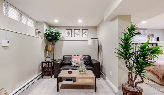 Stylish Apt Desk & Parking Walk to South Broadway Dining, Bars & Shops