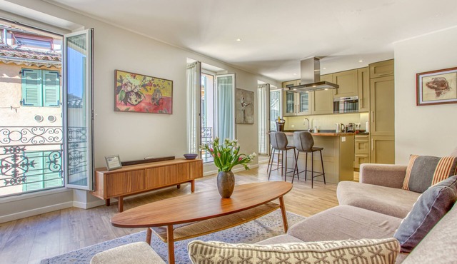 Stylish Apt in charming le Suquet/Cannes-Steps from beaches, old port & Palais