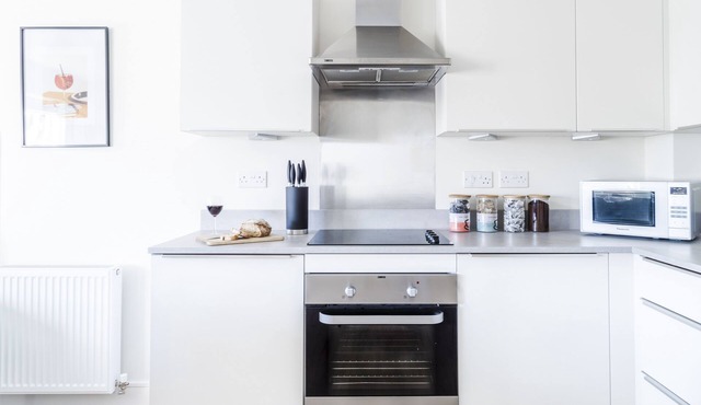 Stylish apt w/ 2 bathrooms & free private parking