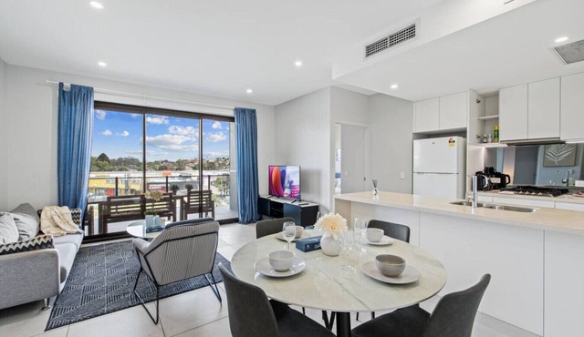 Stylish Apt w/Balcony Easy Access to Everywhere