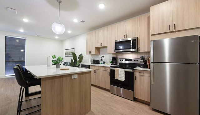 Stylish Apt w/HULU, Gym & Parking Near Shopping