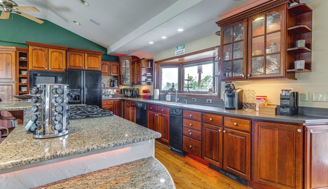 Stylish Aurora Farmhouse w/Deck, Animals On-Site!
