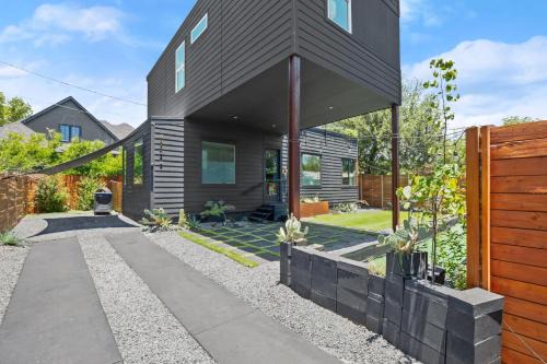 Stylish Austin Stay 3BR 2BA Pet-Friendly