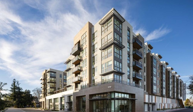Stylish Avelle 1BR Condo – Outdoor Pool and Hot Tub