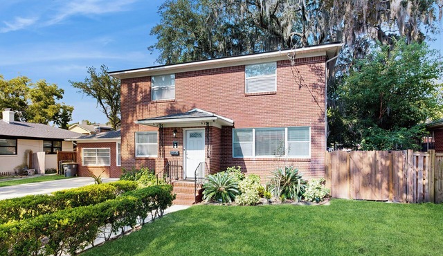 Stylish Avondale Home – Pet-Friendly & Walkable