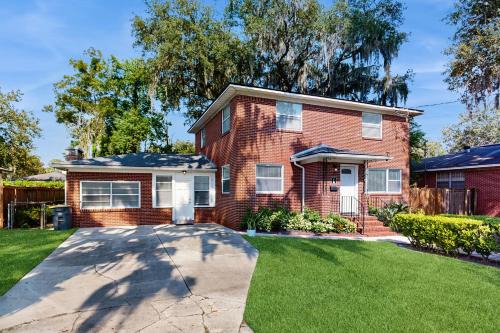 Stylish Avondale Home – Pet-Friendly & Walkable