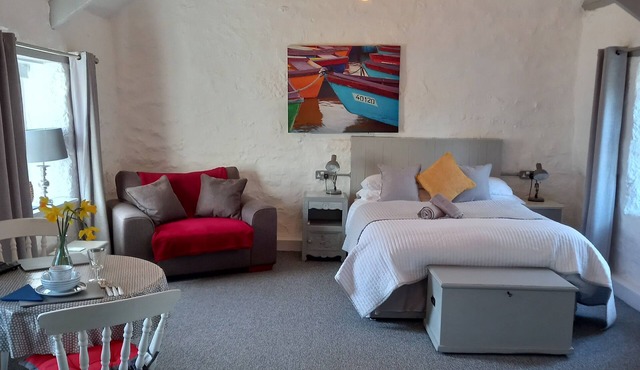 Stylish B & B studio with parking 3 miles from St Ives