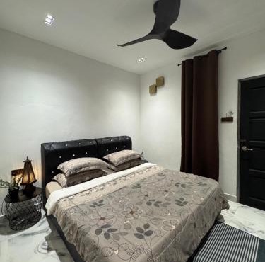 Stylish Balinimo Guest room - King Bed, Free Netflix, Prime & Wi-Fi Near Bukit Mertajam