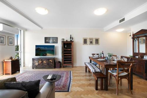 Stylish Balmain Townhouse with Pool & City Views