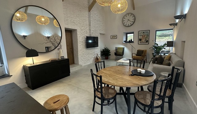 Stylish barn conversion, sleeps 5, with hot tub
