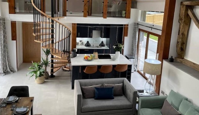Stylish Barn Conversion with firepit & TV room