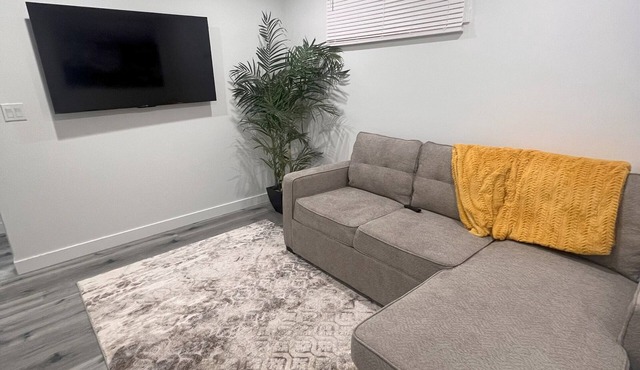 Stylish Basement Suite w/Private Entry & Workspace