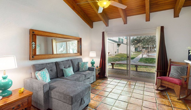 Stylish Bayside Retreat: Pool, Tennis, Boat Launch – Near Dining & Shopping