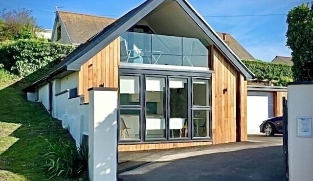 Stylish Beach Cottage Sleeps 4, just 85 mtrs from sandy 'Blue Flag' beach.