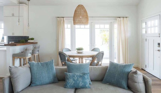 Stylish Beach Cottage Steps from Naples Island