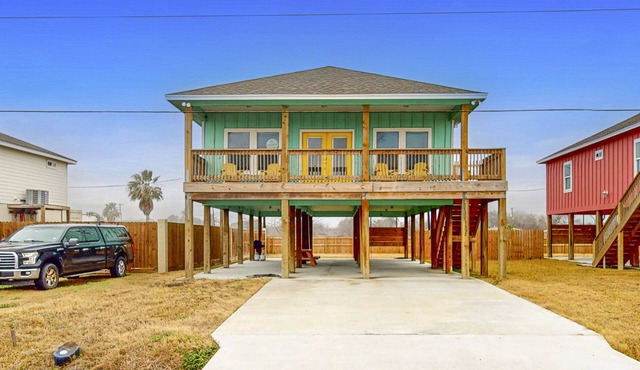 Stylish beach house with a deck, full kitchen, washer/dryer, & central AC
