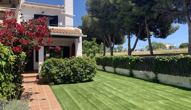 STYLISH BEACH HOUSE, 600m to sea, 50k to Barcelona