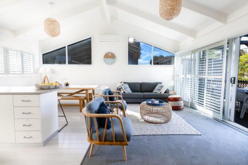 Stylish Beach House Retreat - Close to River & Shops