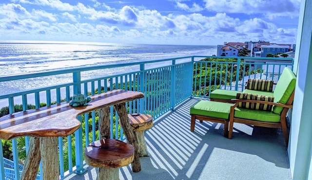 Stylish beach front condo with spectacular view!