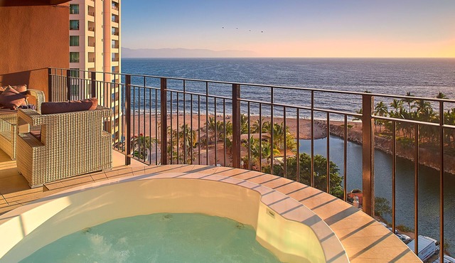 ✪Stylish Beachfront Condo ✪Trendy location ✪Private jacuzzi @balcony