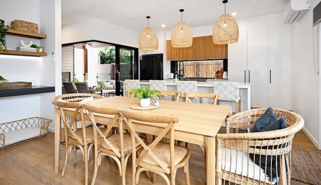 Stylish, Beachside 4 b/r Dream Home - 8 guests ZD7