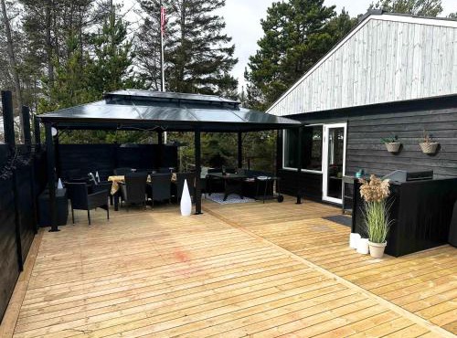 Stylish Beachside Cottage With Large Terrace