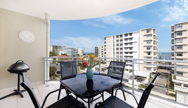 Stylish beachside unit 3 min walk to beach