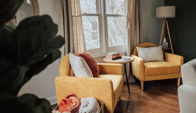 Stylish Beaverdale 2 Bedroom - King and Queen Beds - 2 Car Garage - Fast Wi-Fi