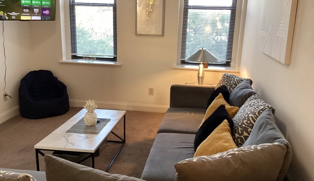 Stylish Bedroom Escape-Warm & Relaxing Ambiance in lovely Greensboro with AC