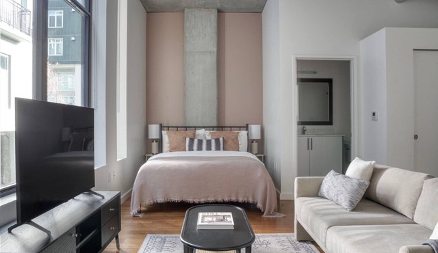 Stylish Bell Town Studio w/Garden & Gym, nr Restaurants, by Blueground