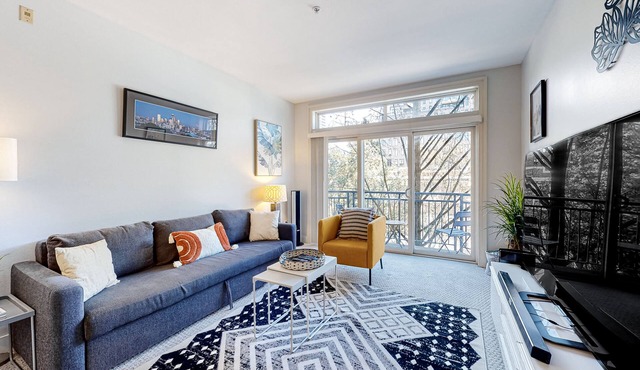Stylish Belltown Court Gem | Pool, Hot Tub, Sauna, Parking & Rooftop Deck