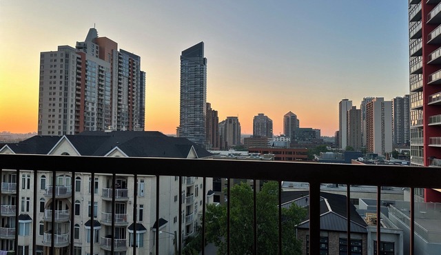 Stylish Beltline Condo Crystal accents ✦ Trendy neighborhood ✦ Work station