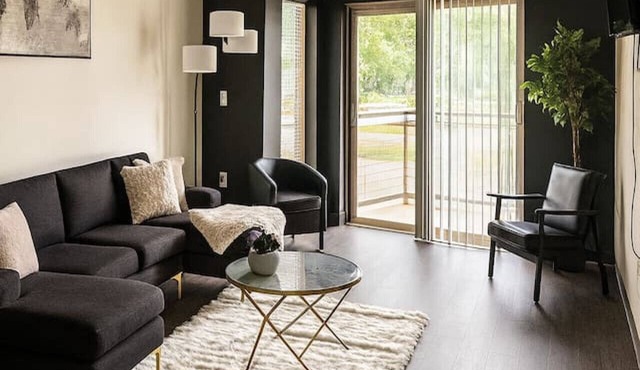 Stylish Black-themed Apartment in Des Moines