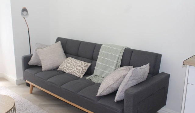 Stylish & Bright Flat | Near City | Free Parking & Fast Wi-Fi